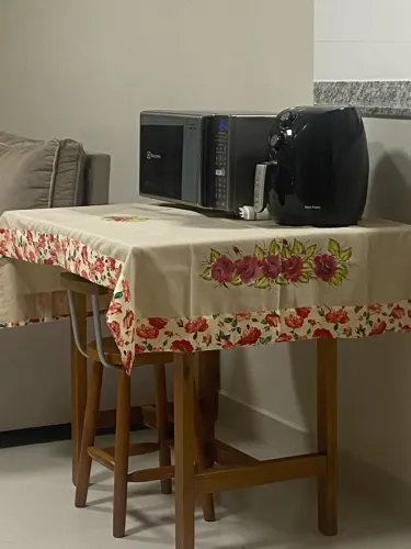 Mesa Alta de Madeira com 2 Banquetas - Conjunto para Cozinha ou Copa