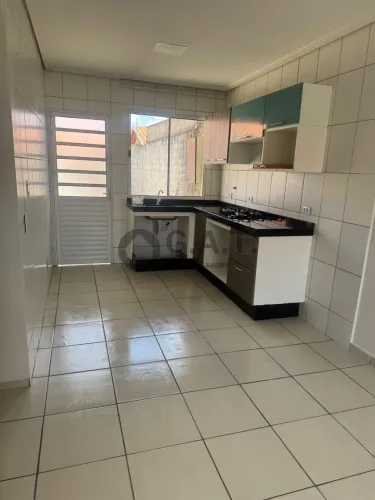 Casa em Condomínio à Venda em Sorocaba-SP - Parque Vitória Régia: 2 Quartos, 2 Salas, 1 Ba