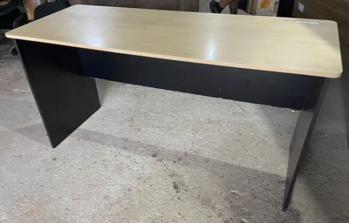 Escrivaninha de mdf, preta e amarela.