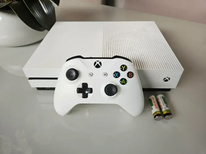 Xbox One S 1TB Branco Completo + Controle + Pilhas Recarregáveis