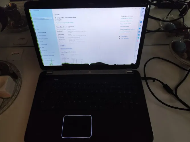 Notebook HP i7 8GB RAM - Bom para Uso Básico / Escritório (com detalhe na tela)