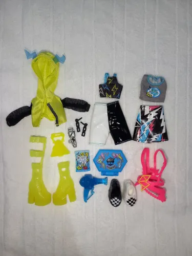 kit roupas e acessórios frankie skullmate secrets neon frights g3 monster high