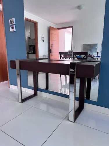 Aparador em MDF escuro com detalhes espelhados