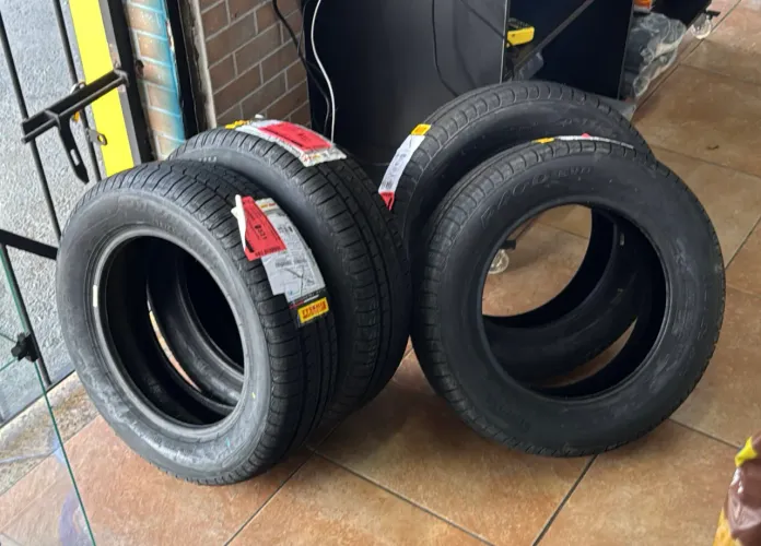 Pneu Pirelli 175/65 aro 14 P400 EVO