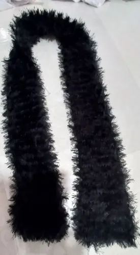 Um cachecol de pelinhos preto   feito à mão  150 por 15 cm