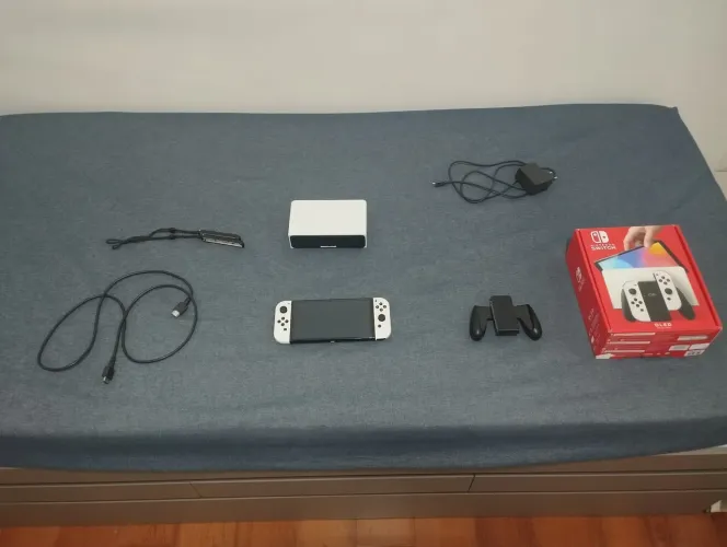 NINTENDO SWITCH OLED 64 GIGAS + PELÍCULA+ CAIXA ORIGINAL+ CABOS+ CAIXA DE PRESENTE