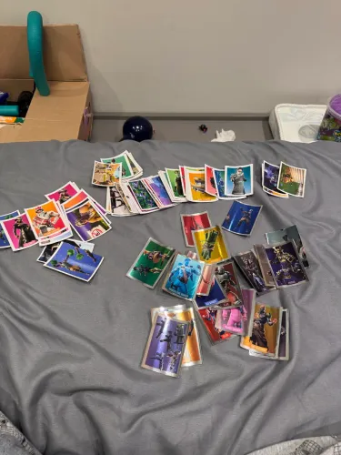 KIT 92 FIGURINHAS ÁLBUM FORTINITE 2019