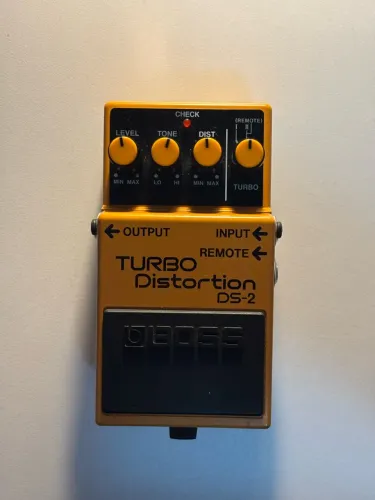 Pedal BOSS DS-2 Turbo Distortion + fonte