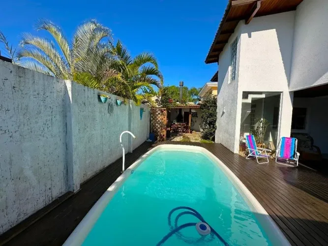 Casa com piscina e 4 quartos no bairro Cachoeira do Bom Jesus, em Florianópolis/SC.