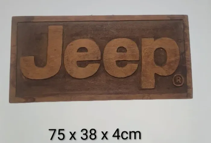 PLACA JEEP ORIGINAL ENTALHADA À MÃO EM MADEIRA MACIÇA 75 CM - PEÇA DE EVENTO OFICIAL