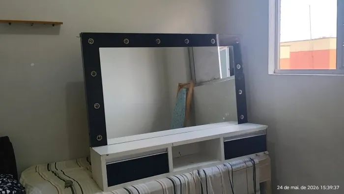 Vendo espelho , penteadeira completa com. Todas as lâmpadas e gavetas..