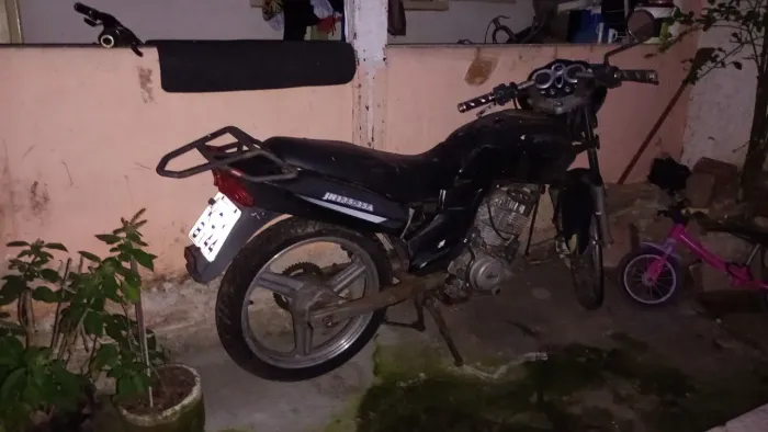 Moto em estado de sucata.