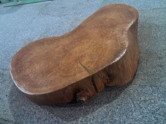Tábua de corte artesanal feita com tronco de árvore autêntico - NOVA