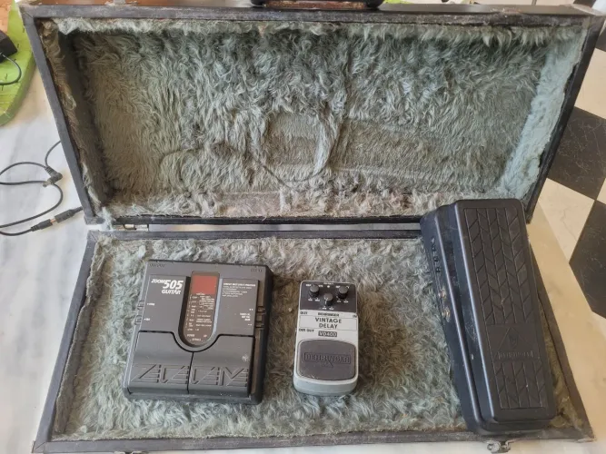 Pedaleira zoom 505 - Pedal Behringer Vintage Delay VD400 - wah wah Hellbabe HB01