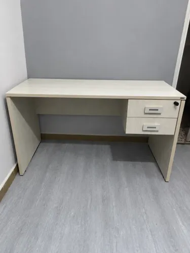 Mesa de Escritório Usada em Bom Estado - 2 Gavetas