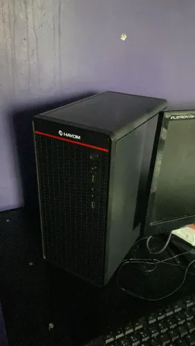 Computador completo, com uma mancha branca no meio da tela.