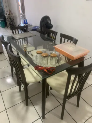 Conjunto de mesa com 6 cadeiras e tampo de vidro