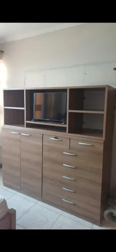 Estante com portas e gavetas usado em excelente estado