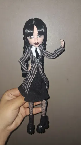 Monster high Wednesday INCOMPLETA