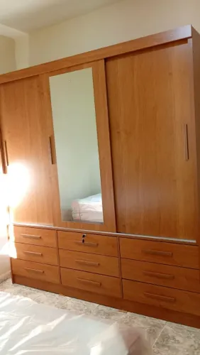 Guarda-roupa grande de casal com espelho e 9 gavetas
