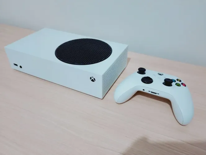 Xbox Series S - em ótimo estado.