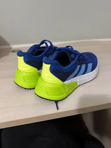 Tênis adidas