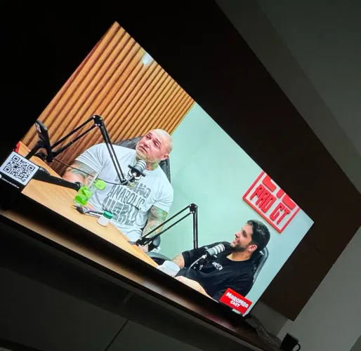 Vendo TV Smart 55/ 4k, comando de inteligência integrado, tv conservada, funciona tudo