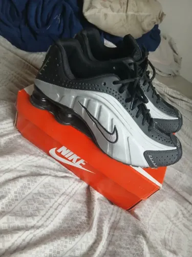 Tenis R4, nike, usado 2 vezes, motivo da venda, ficou grande no meu pe, número 42. 