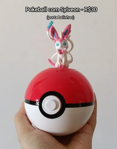 Brinquedo Pokébola Pokémon Sylveon (baleiro)