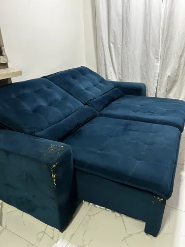 Sofá retrátil azul marinho em suede