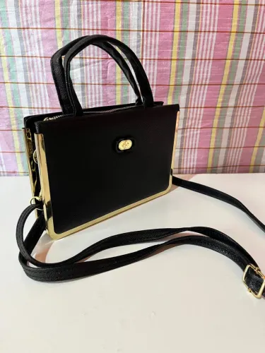 Bolsa Transversal Preta com Detalhes Dourados