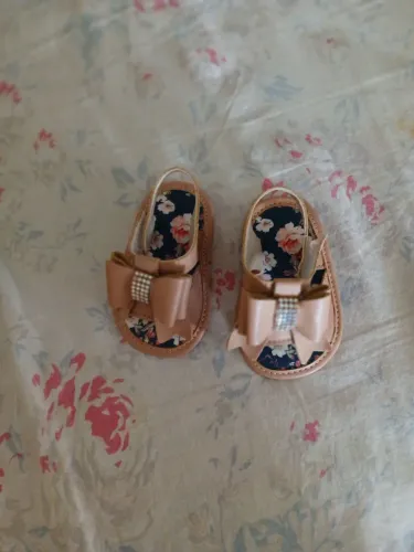 Vendo bory tamanho M usada uma vez cada e uma sandália usada uma vez