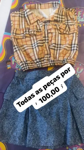 Roupa infantil quadriculada
