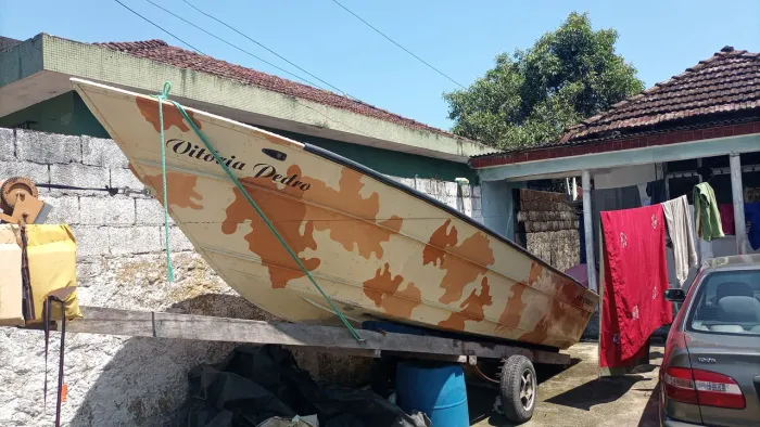 Barco de alumínio com motor e carreta