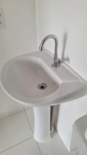 Pia com coluna Celite com torneira 