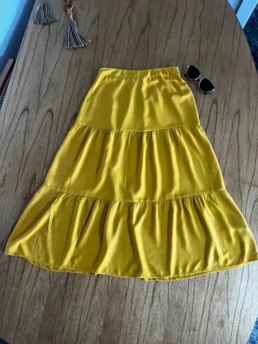 Saia midi mostarda fluida | 100% viscose | chic e atemporal