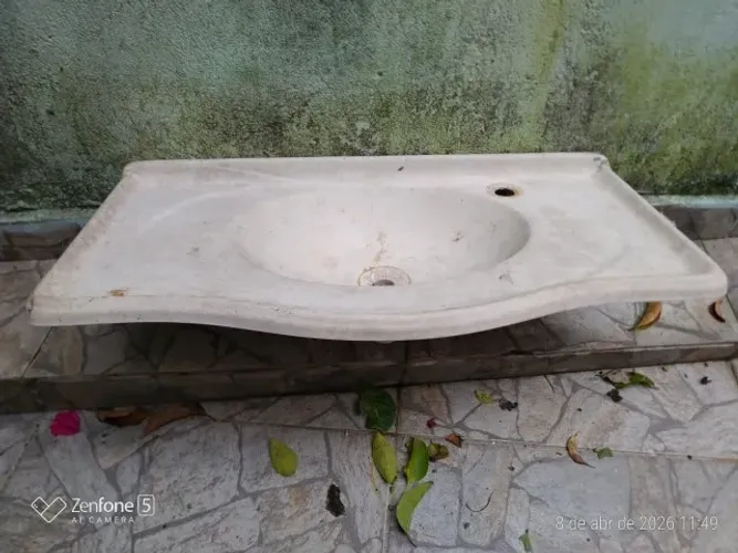 Pia Lavatório p/ Banheiro - Med 63cm larg X 34cm Prof - Cuba pequena e espaço p/ objetos