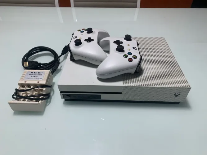Xbox One S 500GB + 2 controles + carregador de pilhas + pilhas recarregáveis 