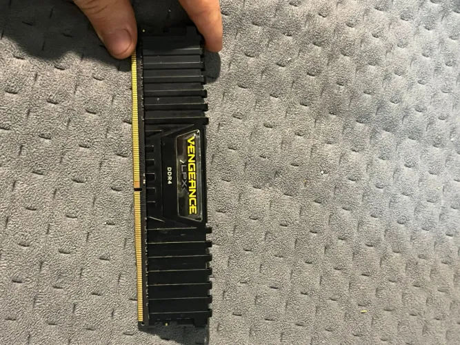Memória RAM 8GB DDR4 