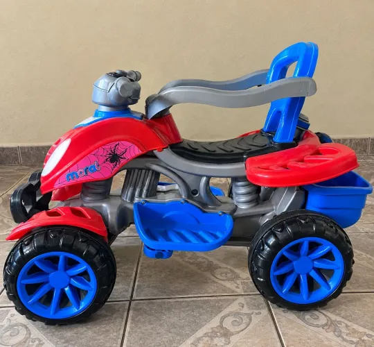 Carrinho de passeio quadriciclo pra bebê aperti dos 9 meses.