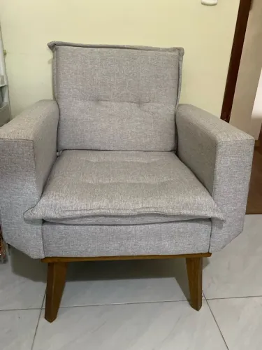 Poltrona Decorativa Linho Bege Pés Palito Madeira - Excelente estado.