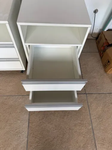 Vendo criado mudo de MDF branco com puxador prata