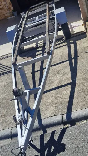 Carretinha barco 6 metros galvanizada estepe novo e com catraca
