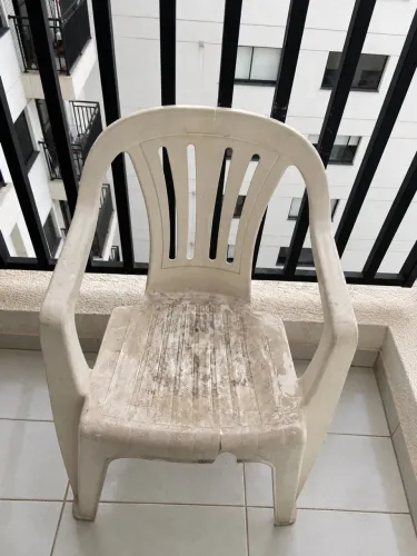 Cadeira de plástico com braços