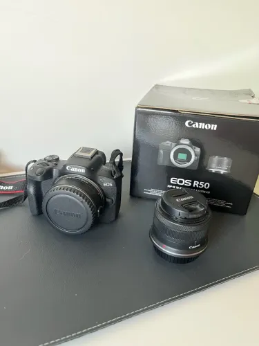Câmera Cânon R50 com lente
