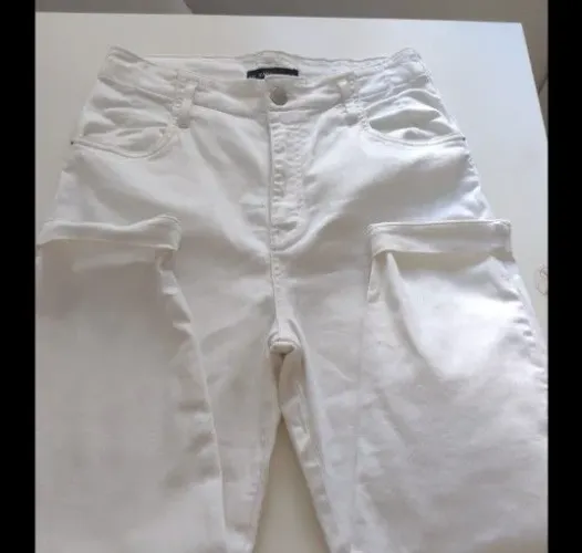 Calça jeans perfeita no corpo usada duas vezes pegada esporte lindaa rejuvenesce.