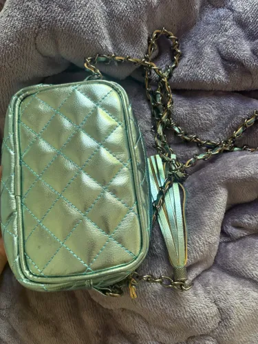 Bolsa em couro azul metalizado