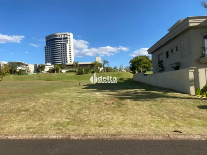 Terreno disponível para venda no bairro Avenida Paulo Gracindo em Uberlândia-MG
