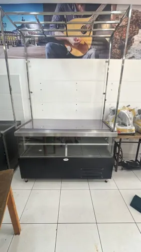 EXPOSITOR REFRIGERADO COM SUPORTE PARA FRIOS