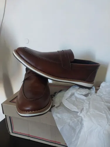 Sapato mocassim na caixa.